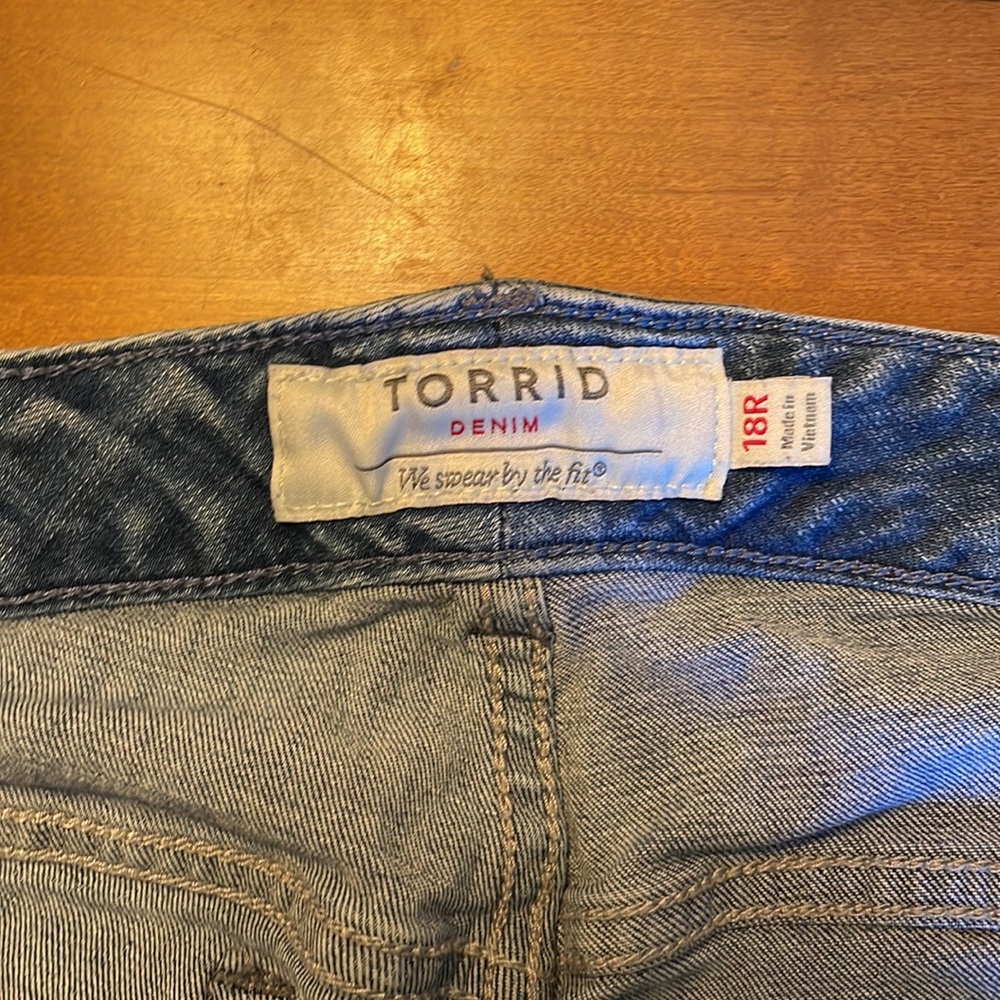 Torrid Floral Embroidered Boyfriend Cut Ripped Women’s Jeans, Size 18 - Picture 5 of 6